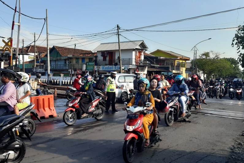 Unit Lantas Polsek Asemrowo Gelar Pengaturan Pagi Bantu Keberangkatan Pekerja