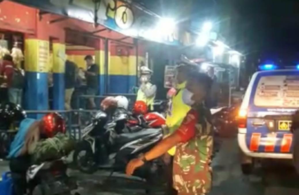 Polsek Krembangan Bersama Anggota Koramil Lakukan Penertiban Pengunjung Warkop