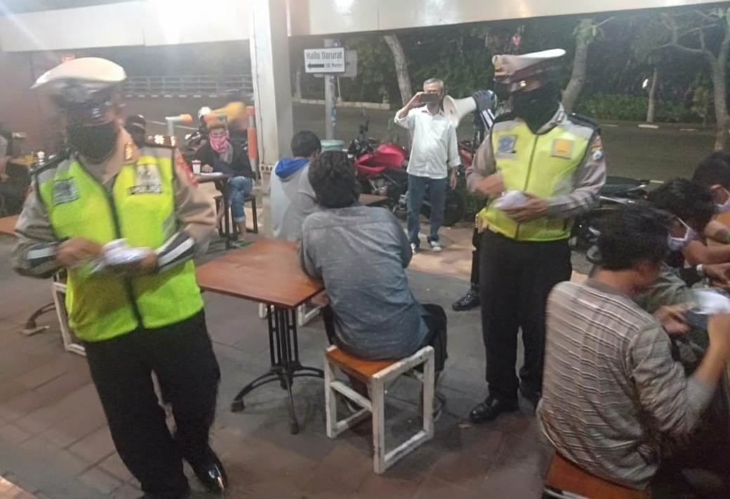 Tekan Penyebaran Covid-19, Polsek Asemrowo Bagikan Masker Gratis