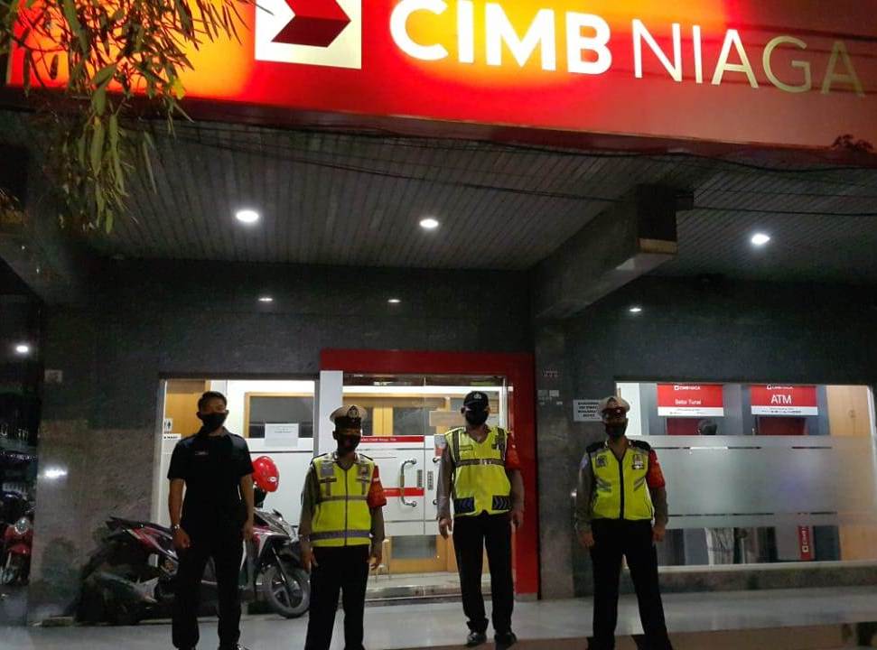Polsek Pabean Cantikan Lakukan Patroli Malam, Pantau Keamanan Kantor Bank