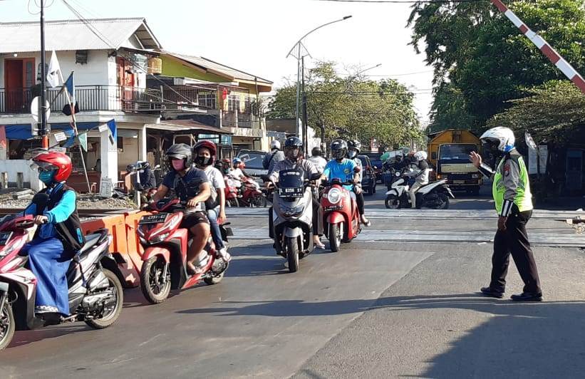 Bantu Keberangkatan Pekerja, Unit Lantas Polsek Asemrowo Laksanakan Pengaturan Lalu Lintas Pagi