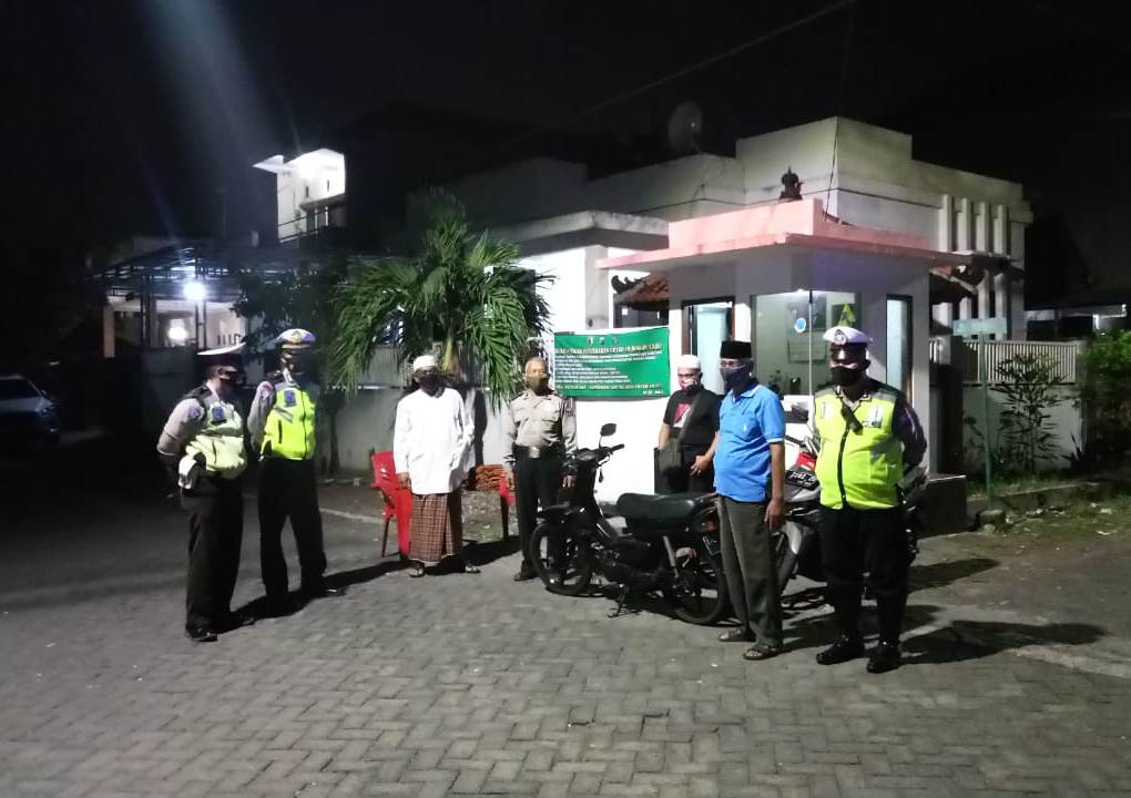 Polsek Asemrowo Gelar Patroli di Pemukiman, Sampaikan Pesan Waspada Orang Tak Dikenal