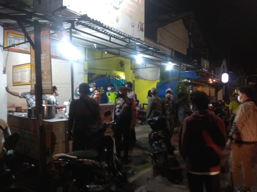 Kanit Binmas Polsek Semampir Pimpin Operasi Pemberlakuan Jam Malam, Sasar Warung-Warung