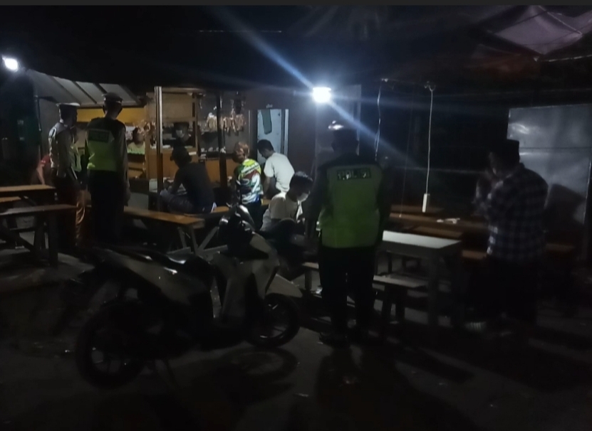 Polsek Asemrowo Gelar Operasi Pemberlakuan Jam Malam, Sasar Warung & Toko Bareng Instansi Samping