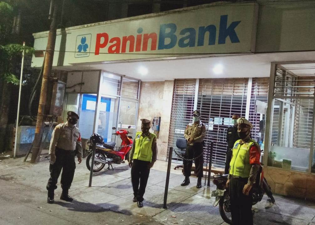 Polsek Pabean Cantikan Gelar Patroli Malam Rutin di Kantor Bank, Waspada Kerawanan