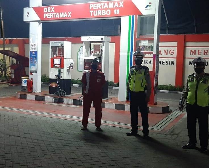 Polsek Asemrowo Laksanakan Patroli Malam di SPBU, Sampaikan Pesan Waspada Uang Palsu