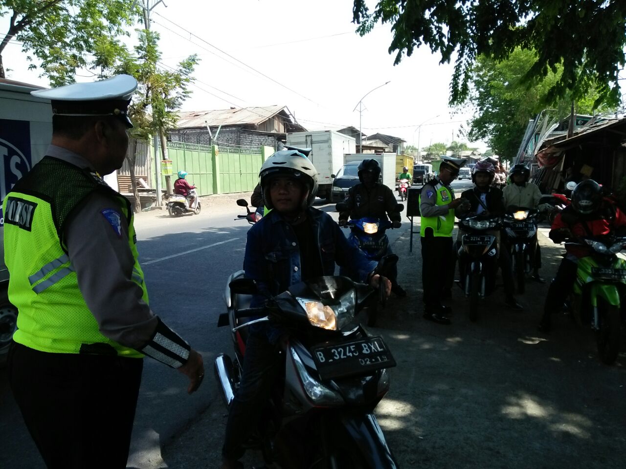 Kanit Lantas Polsek Asemrowo Pimpin Operasi Cipkon di Dupak Rukun