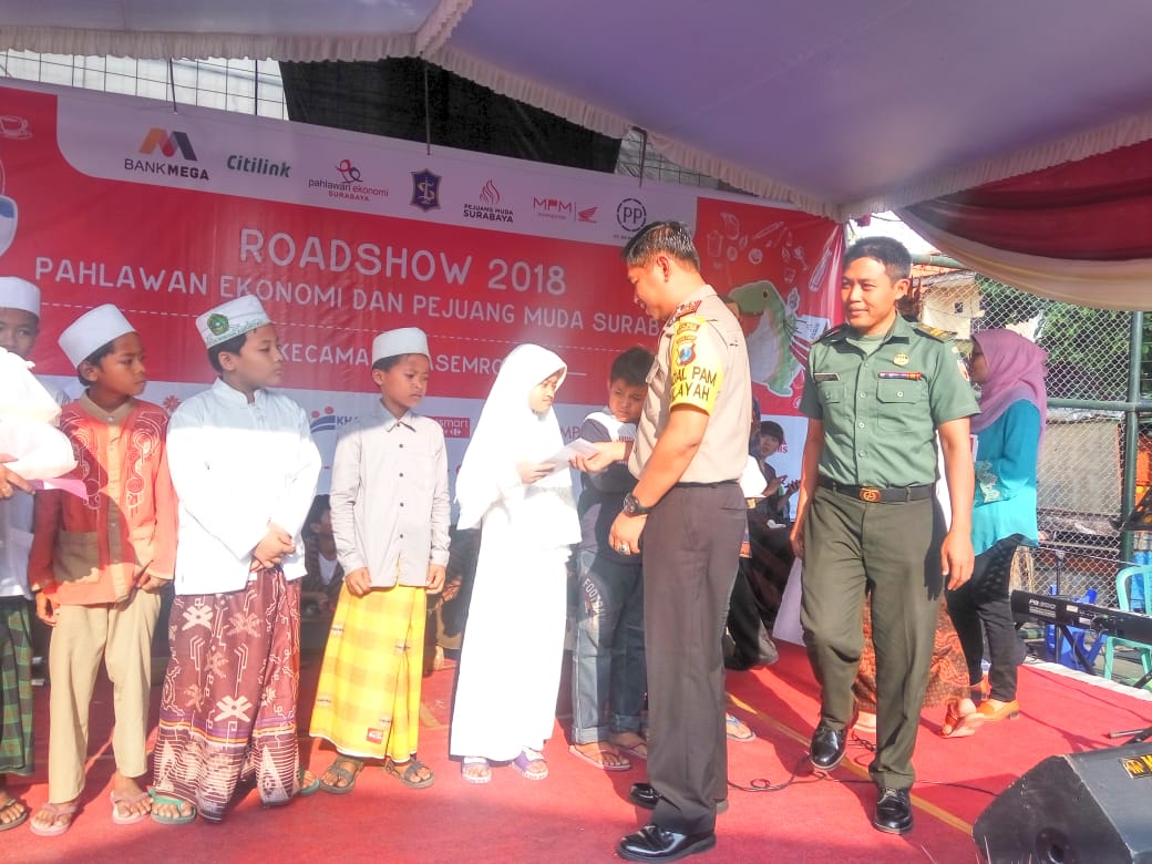 Kapolsek Asemrowo Berbagi Kebahagiaan Bersama Anak Yatim