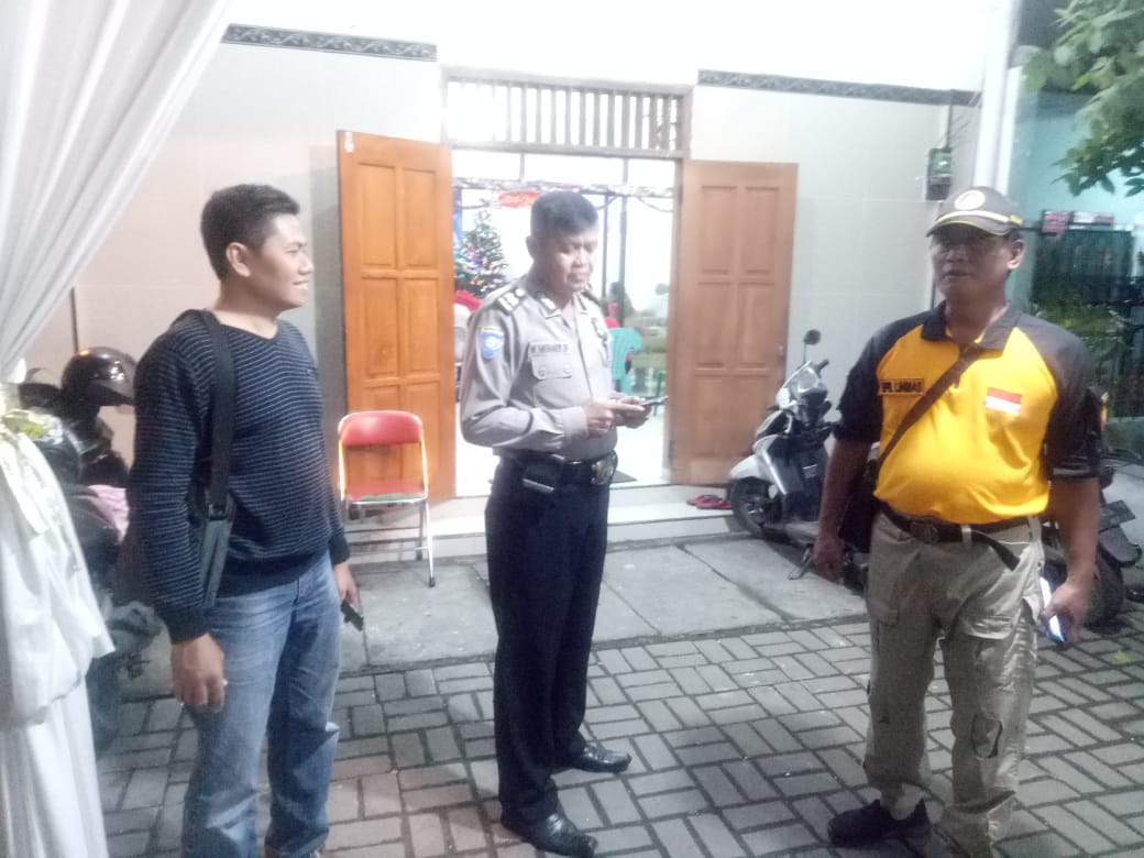 Babinkamtibmas Sidotopi Ikut Terlibat PAM Misa Natal di Gereja Pantekosta Elim