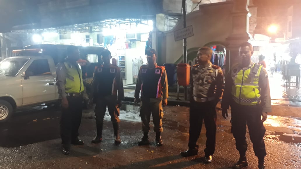 Polsek Semampir PAM Malam di Wisata Religi Ampel