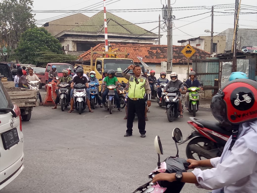 Unit Lantas Polsek Asemrowo Atur Lalu Lintas Sore, Bantu Kepulangan Pekerja