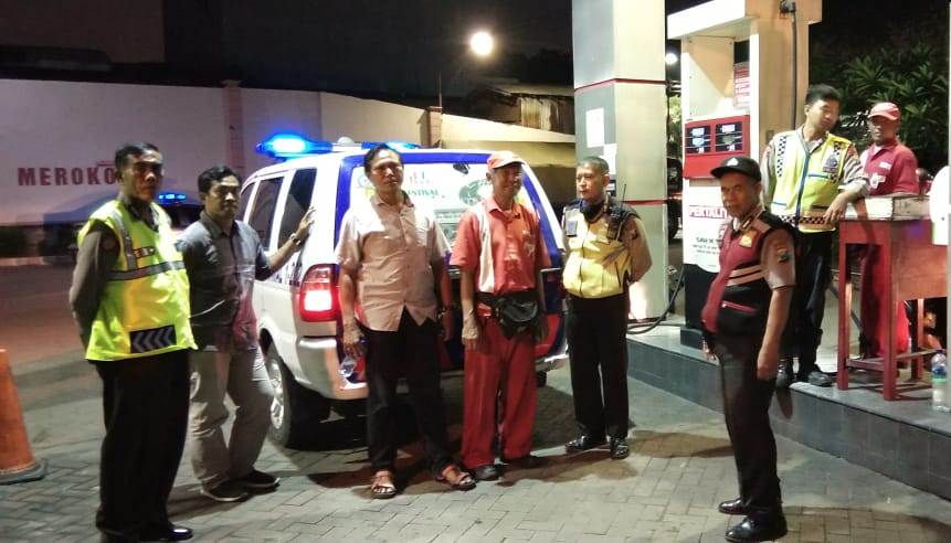 Polsek Asemrowo Gelar Patroli Malam di SPBU, Titip Pesan Waspada Uang Palsu