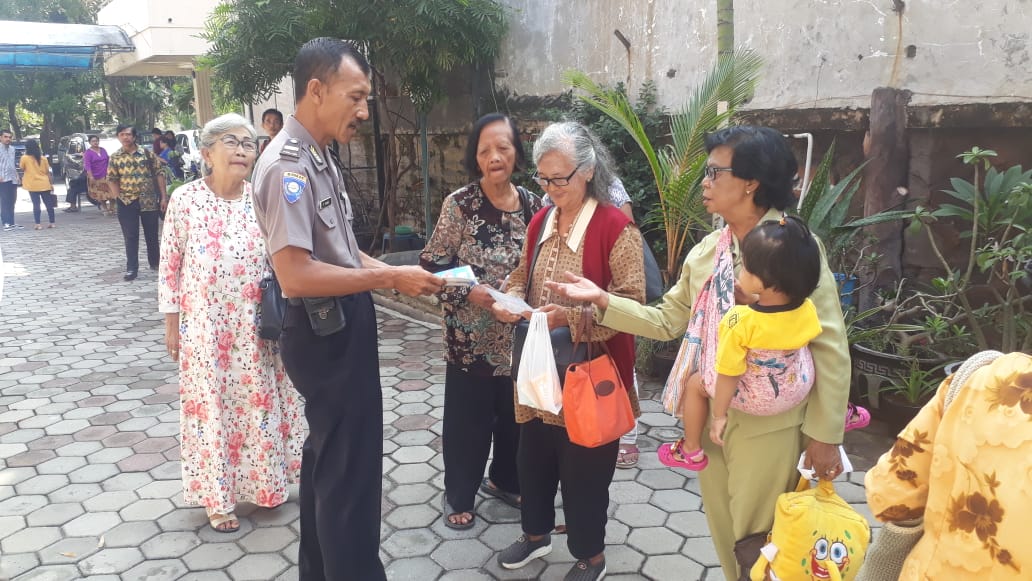 Kanit Binmas Polsek Krembangan Sebar Brosur SPKT Door To Door