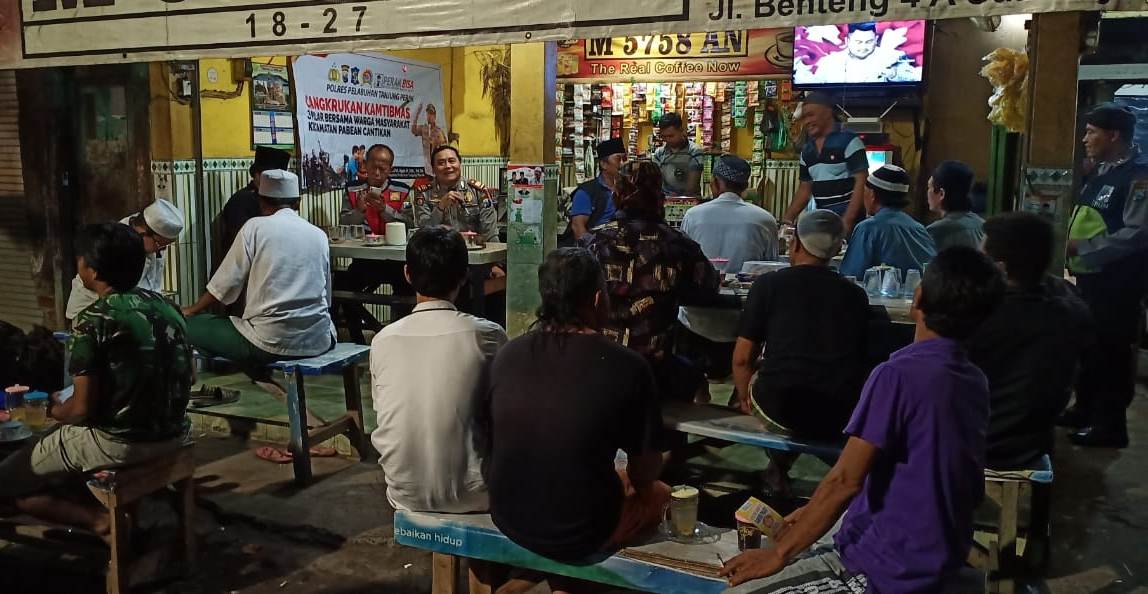 Polsek Pabean Cantikan Jaga Kondusifitas Jelang Pemilu Melalui Cangkrukan