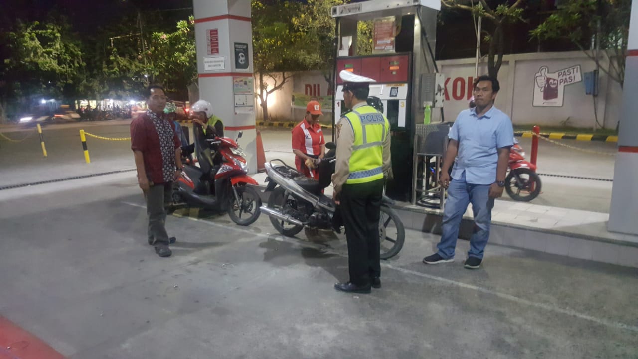 Patroli Malam di SPBU, Polsek Asemrowo Sampaikan Himbauan Waspada Uang Palsu