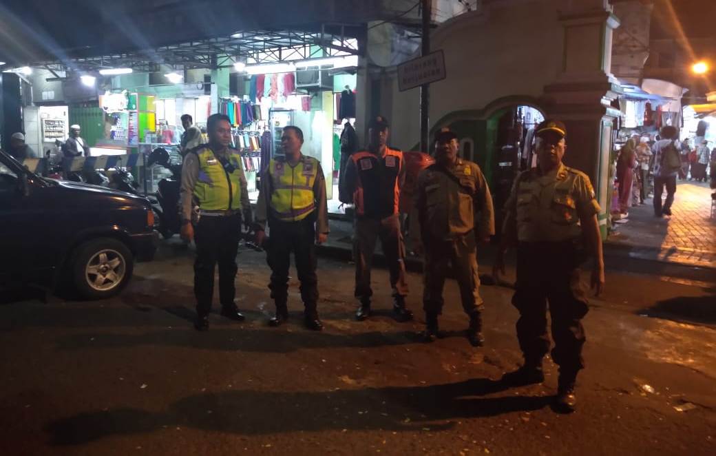 Personil Polsek Semampir Gabung Satpol PP & Linmas, Lakukan Penjagaan Wisata Religi Ampel