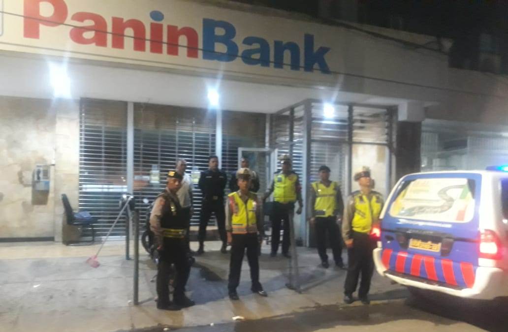 Unit Lantas & Unit Sabhara Polsek Pabean Cantikan Patroli Malam di Kantor Bank