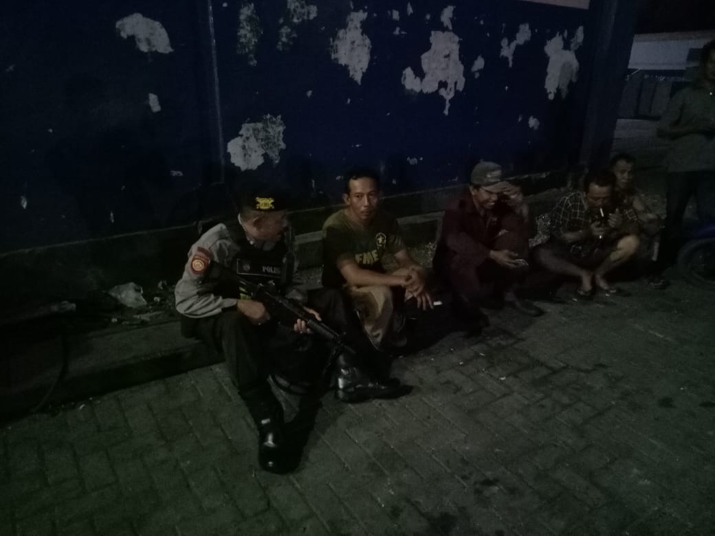 Satsabhara Polres Tanjung Perak Gelar Patroli Malam di Pelabuhan Kalimas