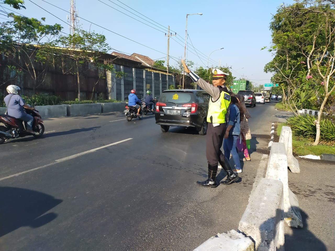 Unit Lantas Polsek Asemrowo Lakukan Pengaturan Pagi Beri Pelayanan Masyarakat