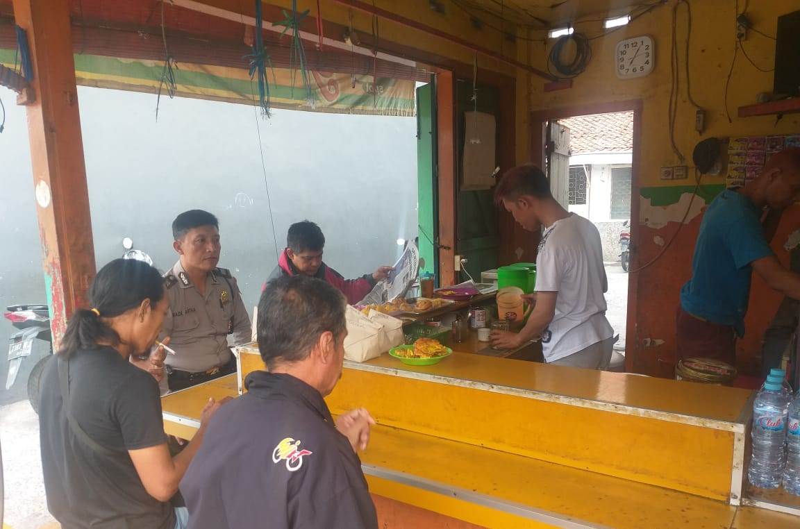 Babinkamtibmas Bongkaran Sampaikan Himbauan Cegah Curanmor Ke Pengunjung Warung