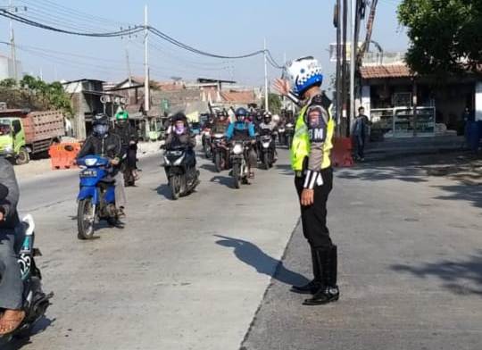 Satlantas Polres Tanjung Perak Gelar Pengaturan Pagi Bantu Keberangkatan Pekerja