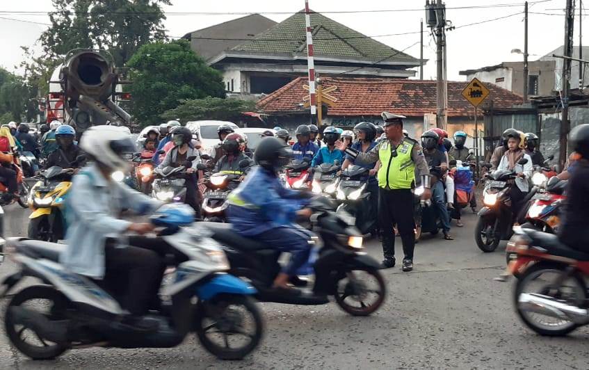 Unit Lantas Polsek Asemrowo Berikan Pelayanan Lewat Pengaturan Pagi
