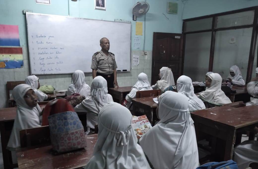 Panit Binmas Polsek Semampir Sambang SD Taswirul Afkar, Sampaikan Pesan Rajin Belajar