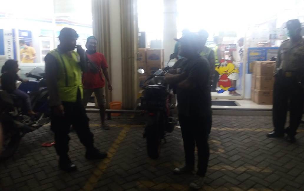 Patroli Malam di Mini Market, Polsek Pabean Cantikan Sampaikan Waspada Pencurian