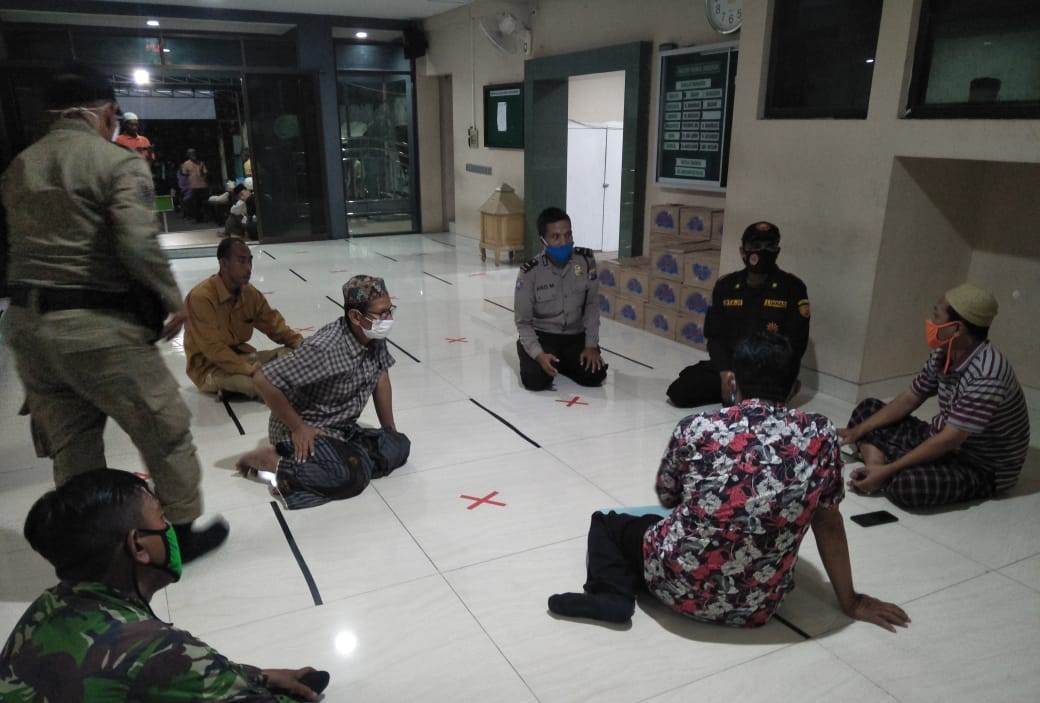 Panit Binmas Polsek Asemrowo Berikan Surat Teguran Tertulis Untuk Takmir Masjid