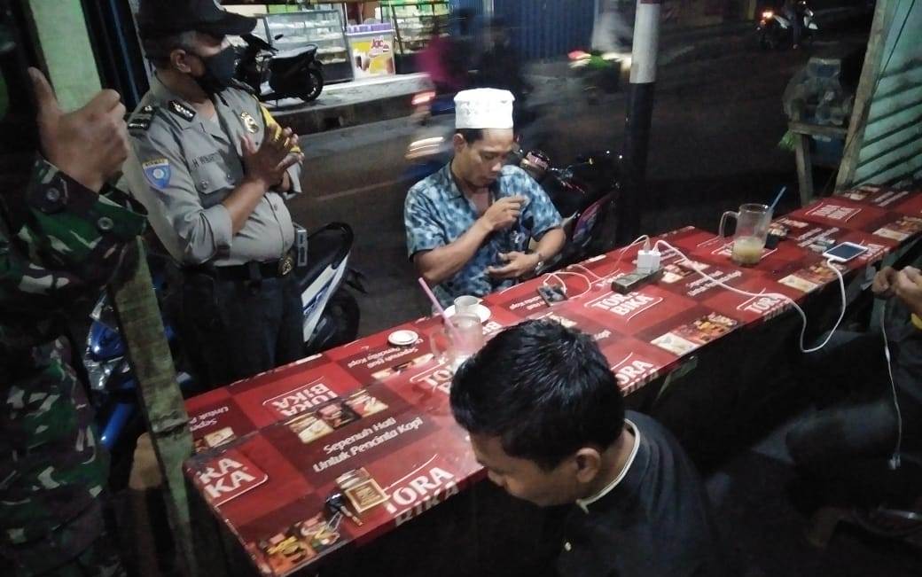 Babinkamtibmas Perak Utara Bubarkan Pengunjung Warkop, Tegakkan Aturan PSBB