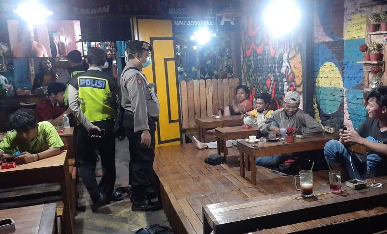 Polsek Krembangan Patroli Warkop, Bubarkan Para Pengunjung