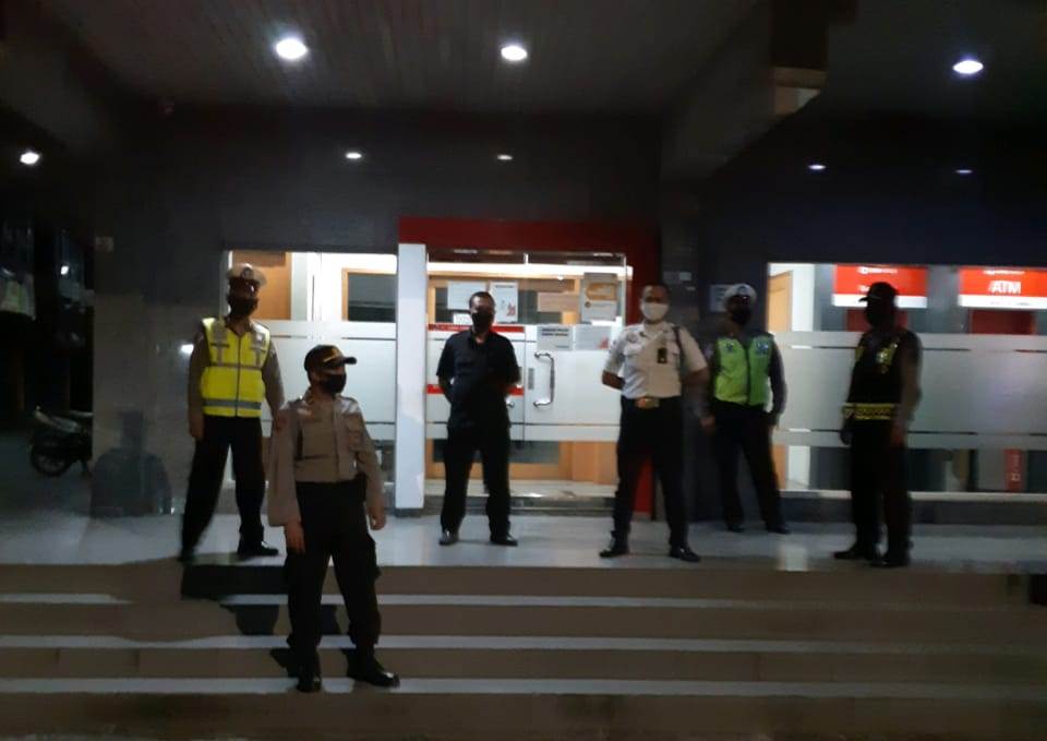 Polsek Pabean Cantikan Patroli Malam di Kantor Bank, Sampaikan Pesan Waspada Orang Tak Dikenal