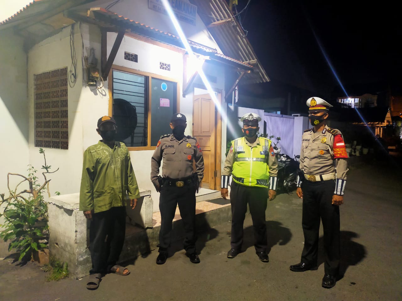 Polsek Asemrowo Antisipasi Kerawanan di Pemukiman Melalui Patroli Malam