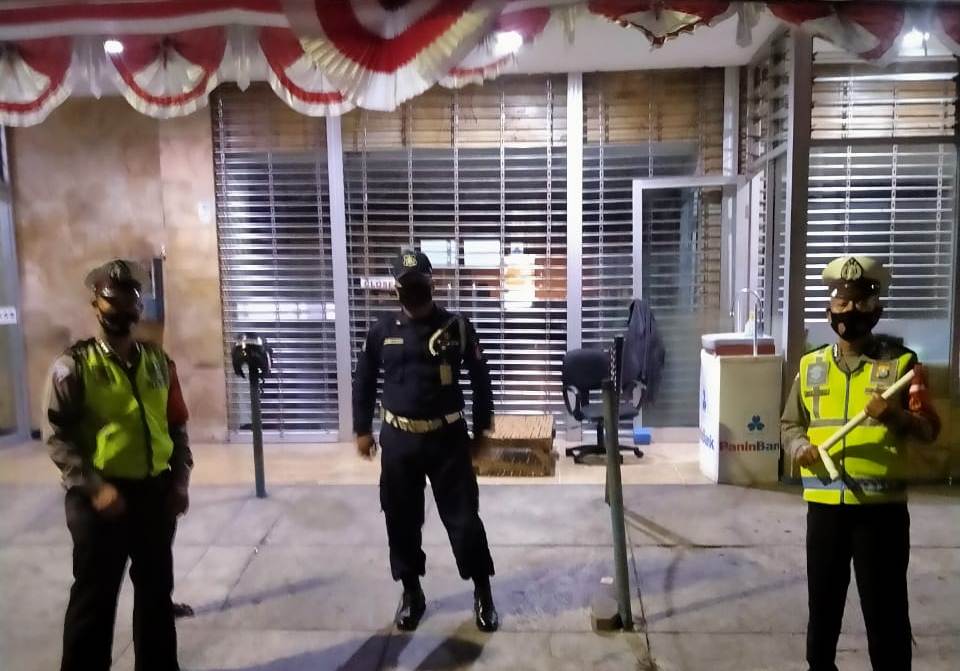 Polsek Pabean Cantikan Patroli Malam di Kantor Bank, Sampikan Pesan Waspada Orang Tak Dikenal