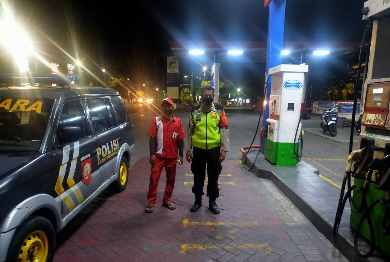 Polsek Krembangan Gelar Patroli Malam di SPBU, Sampaikan Himbauan Waspada Uang Palsu