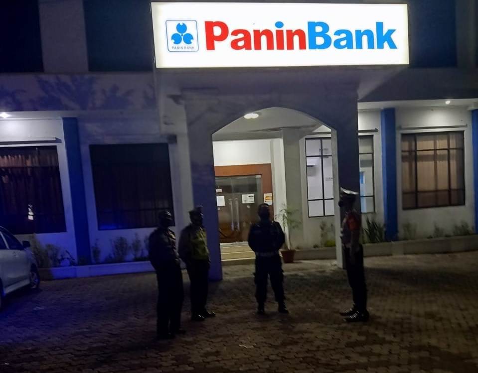 Polsek Asemrowo Lakukan Patroli Malam di Kantor Bank, Sampaikan Waspada Orang Tak Dikenal