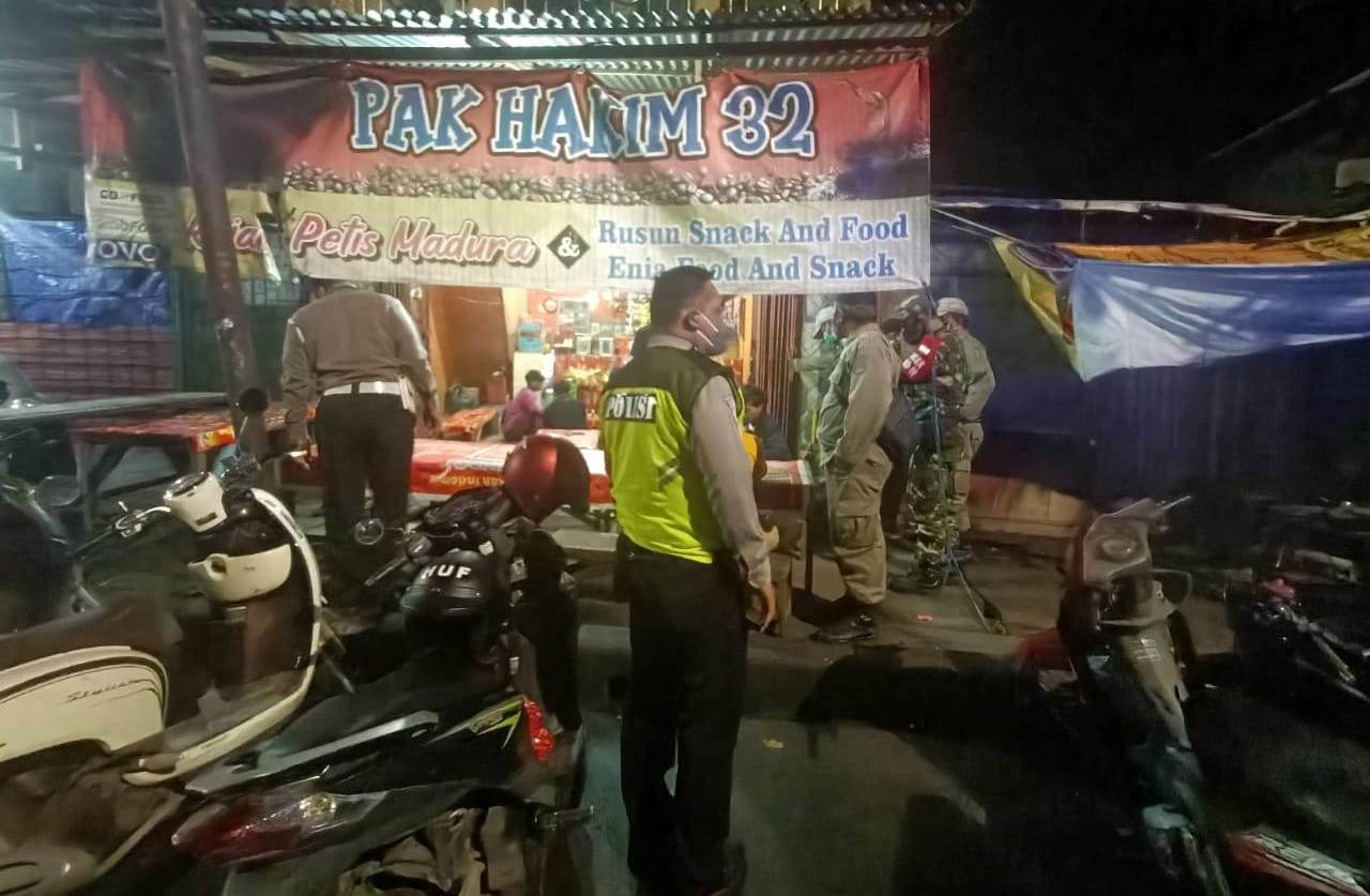 Bersama Koramil & Satpol PP, Polsek Semampir Gelar Operasi Jam Malam Sekaligus Pembubaran Kerumunan