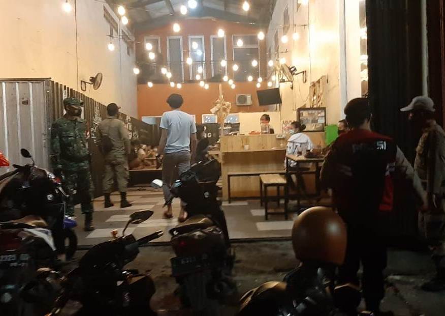 Polsek Semampir Bersama Koramil & Satpol PP Gelar Operasi Jam Malam, Sasar Warung-Warung