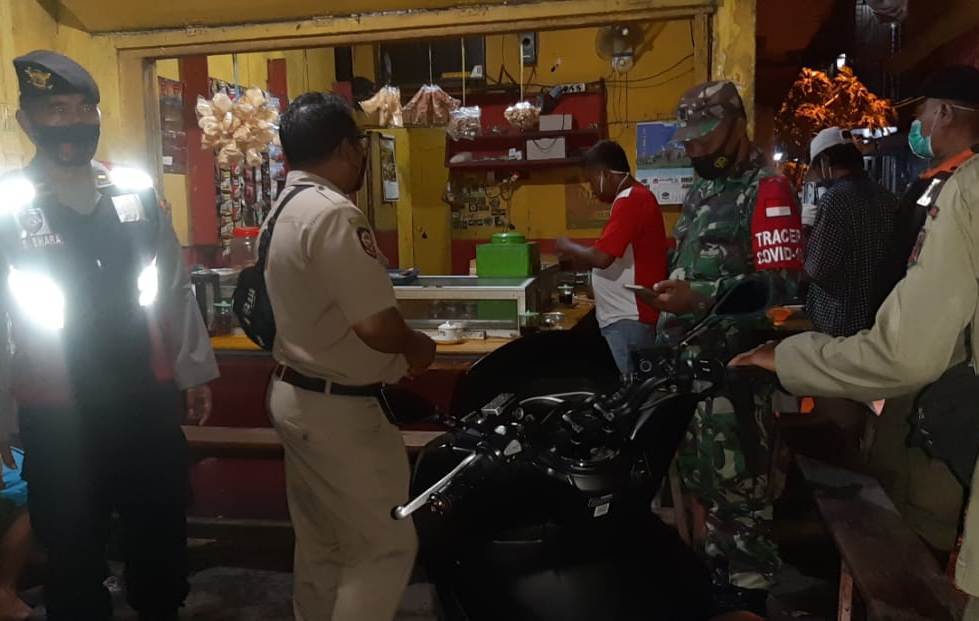 Cegah Kerumunan di Warkop-Warkop, Polsek Semampir Gelar Operasi Jam Malam Bareng Satpol PP