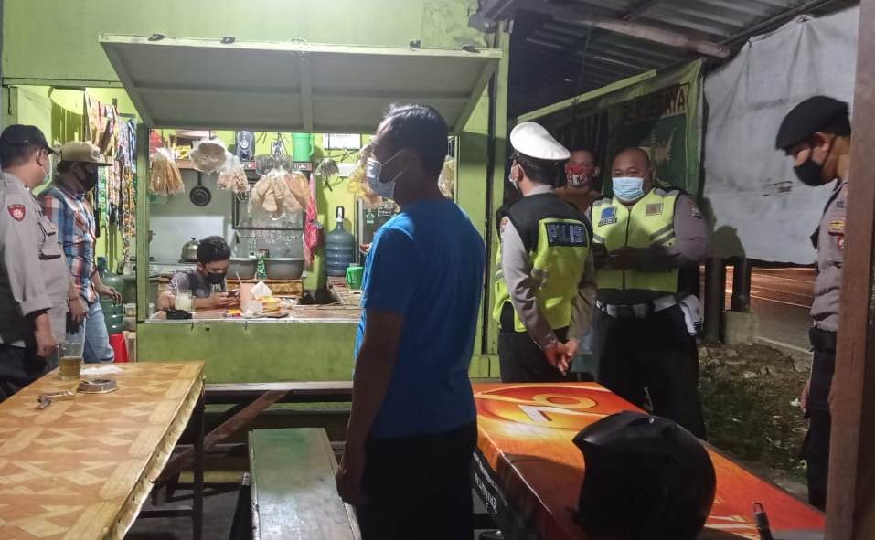Sasar Warung & Para PKL, Polsek Krembangan Gelar Operasi Jam Malam