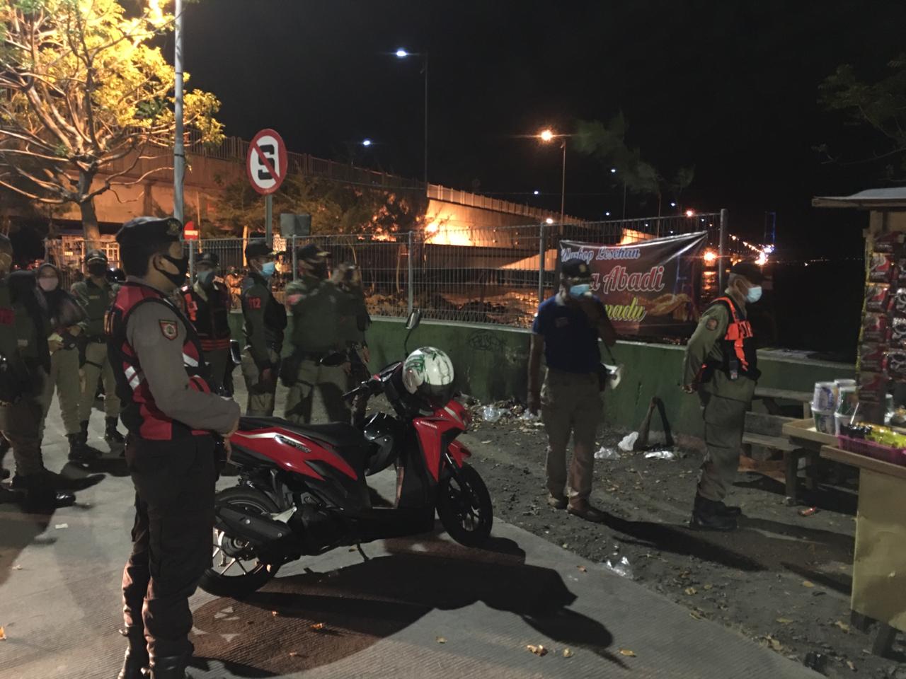 Polres Tanjung Perak Gelar Patroli Skala Besar Bareng Satpol PP, Tertibkan Orang Tanpa Masker