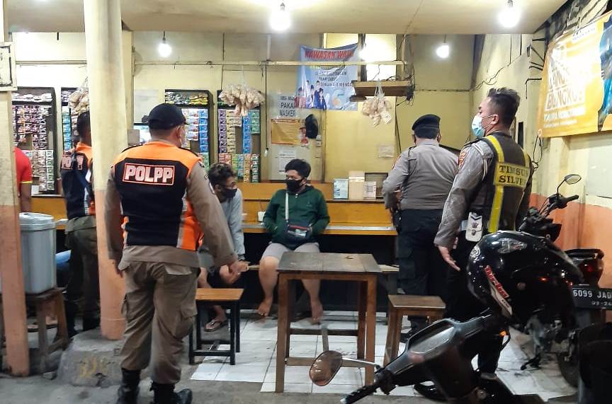 Ciptakan Rasa Aman, Polres Tanjung Perak Gelar Patroli Skala Besar Sekaligus Penertiban Masker