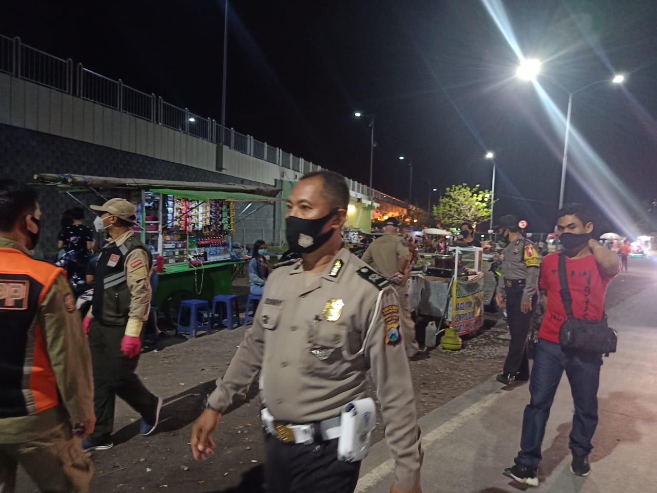 Polsek Kenjeran Bareng Satpol PP Gelar Operasi Masker di Bawah Tol Suramadu