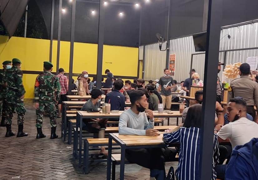 Polsek Krembangan Bareng Koramil Sambang Warkop Dalam Rangka Operasi Penertiban Masker