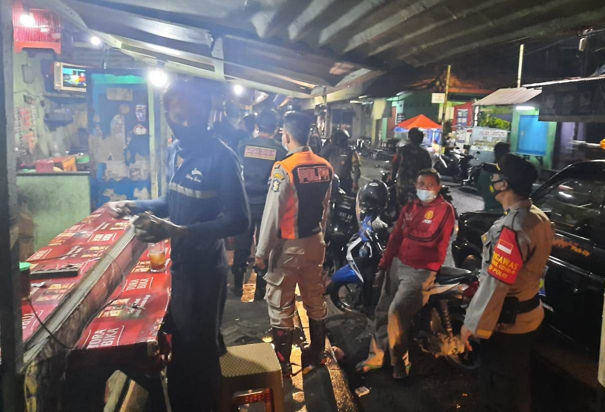 Polsek Pabean Cantikan Lakukan Operasi PPKM, Sasar Warung-Warung Yang Masih Buka Malam Hari
