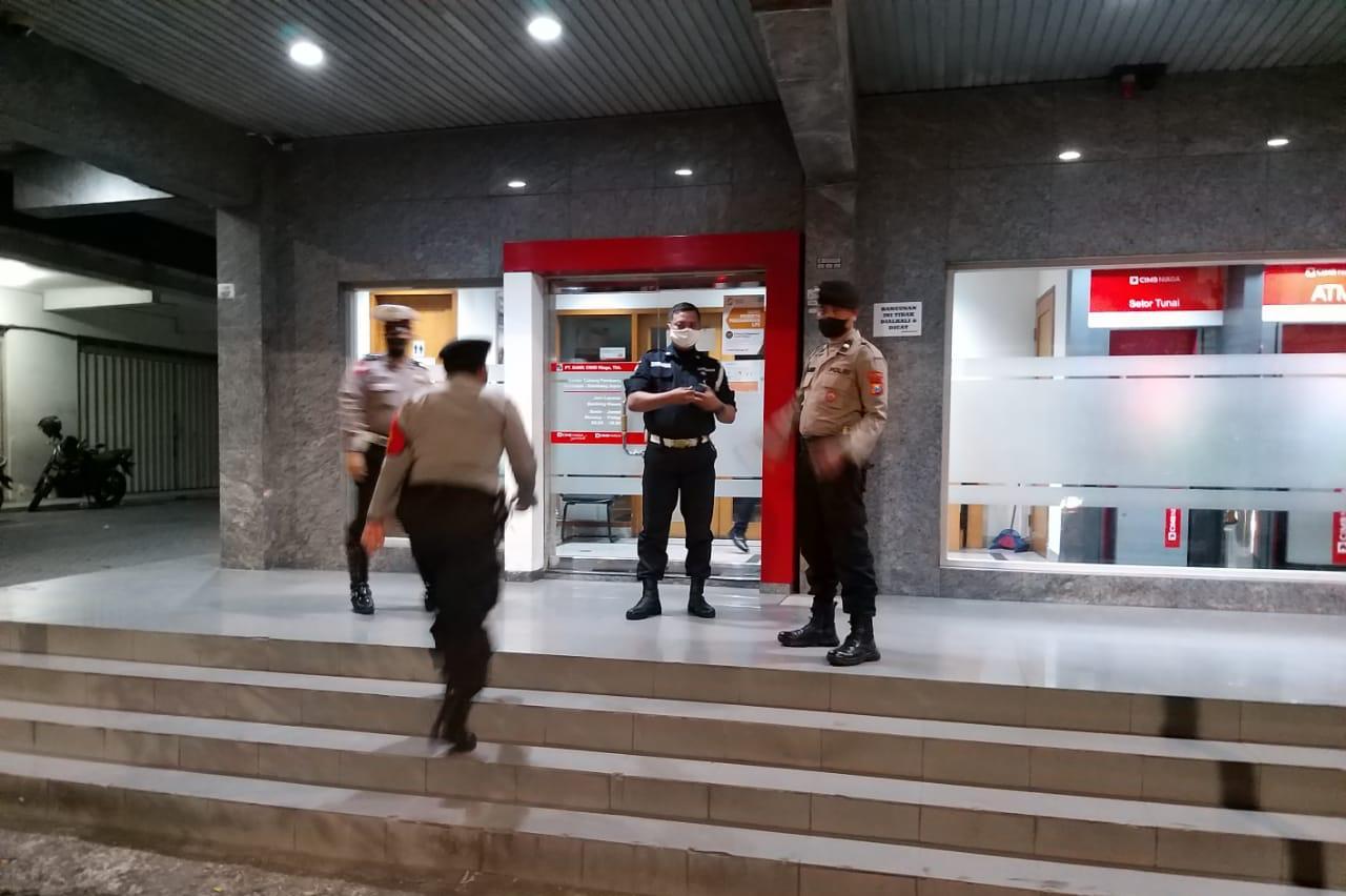 Gelar Patroli Malam di Kantor Bank, Personil Polsek Pabean Cantikan Waspadai Aksi Kriminalitas Jalanan