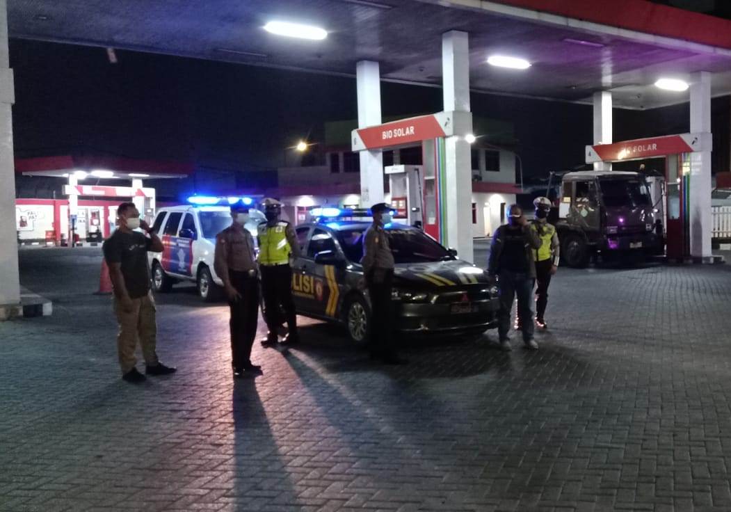 Polsek Asemrowo Gelar Patroli Malam, Sampaikan Himbauan Waspada Uang Palsu