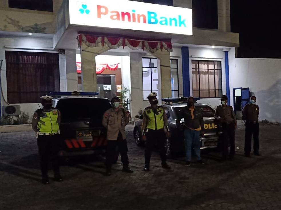 Polsek Asemrowo Gelar Patroli di Kantor Bank, Antisipasi Kriminalitas di Malam Hari
