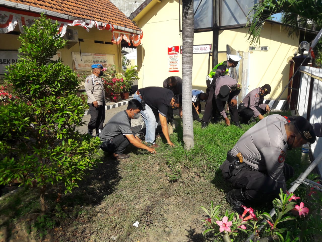 Jaga Kebersihan Lingkungan, Personil Polsek Pabean Cantikan Gelar Kurve di Mako