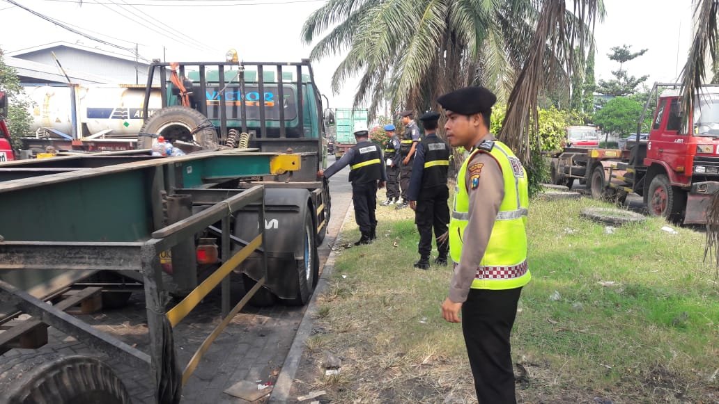 Personil Satsabhara Tindak Tegas Truk Yang Parkir Sembarangan